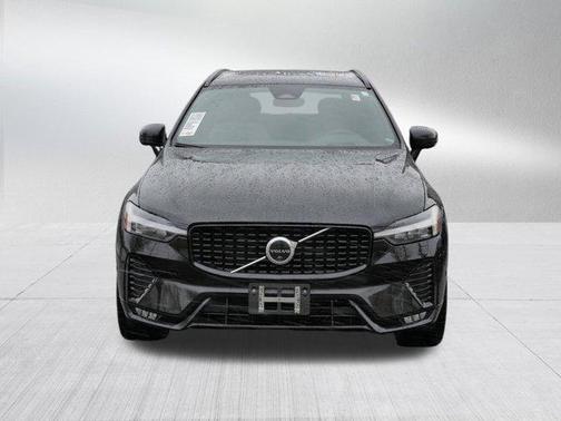 2022 Volvo XC60 B6 R-Design