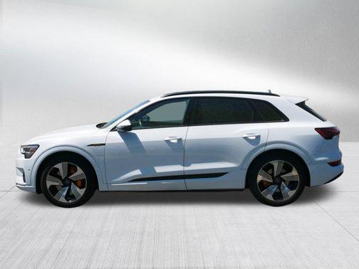2022 Audi e-tron Premium Plus