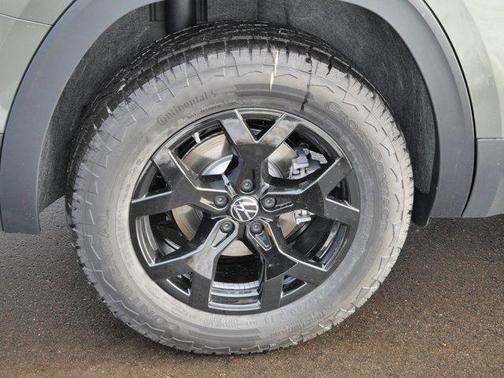 avocado green pearl 2026 Volkswagen Atlas Peak Edition