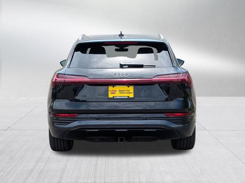 Mythos Black Metallic 2024 Audi Q8 e-tron Premium Plus