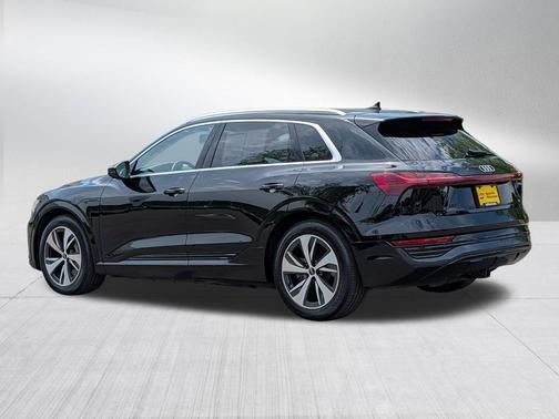 Mythos Black Metallic 2024 Audi Q8 e-tron Premium Plus