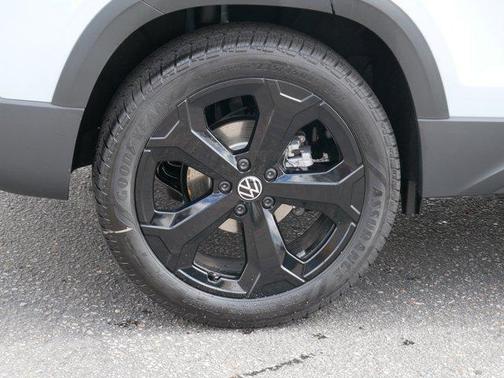 2025 Volkswagen Taos 1.5T SE Black