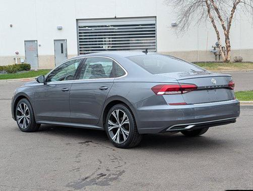 Platinum Gray Metallic 2021 Volkswagen Passat 2.0T SE