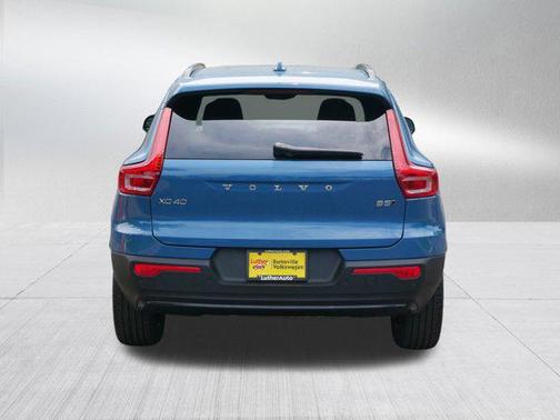 2024 Volvo XC40 B5 Core Dark Theme