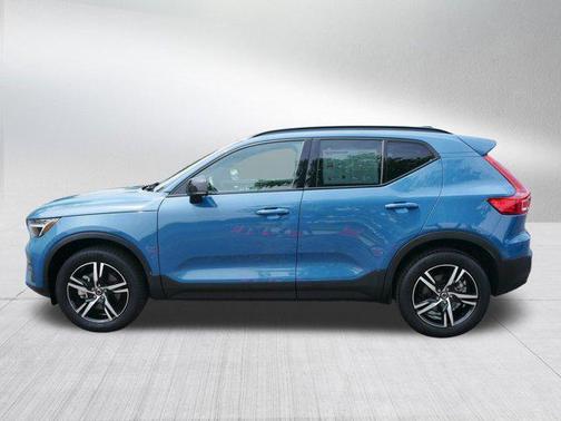 2024 Volvo XC40 B5 Core Dark Theme