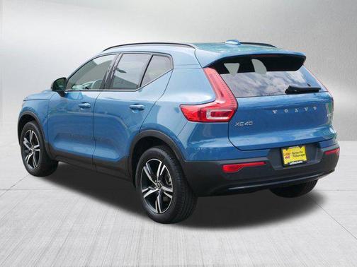 2024 Volvo XC40 B5 Core Dark Theme