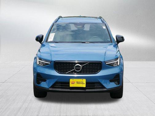 2024 Volvo XC40 B5 Core Dark Theme