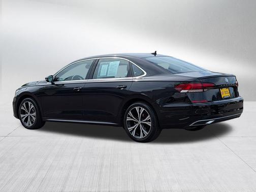 Deep Black Pearl 2022 Volkswagen Passat 2.0T SE
