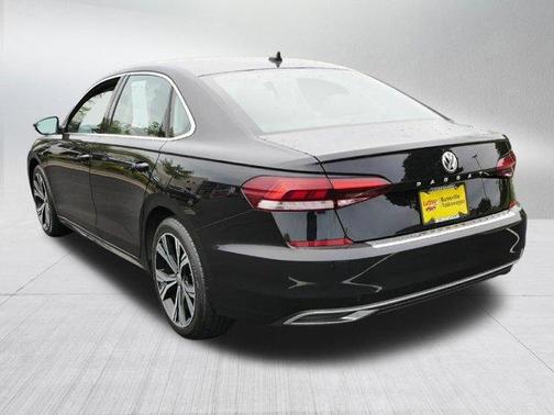 Photo 5 of 35 of 2021 Volkswagen Passat 2.0T SE