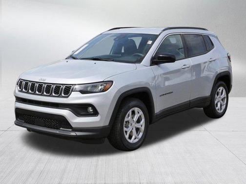 Silver Zynith Metallic Clearcoat 2024 Jeep Compass Latitude