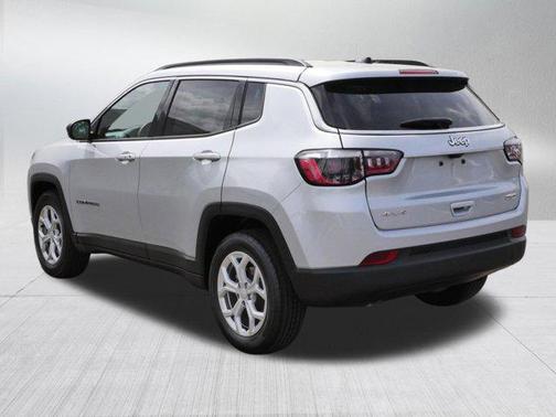 Silver Zynith Metallic Clearcoat 2024 Jeep Compass Latitude