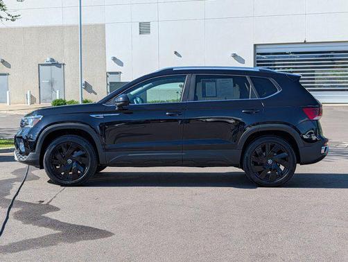 Deep Black Pearl 2024 Volkswagen Taos 1.5T SE