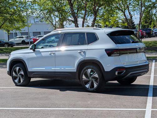 Pure White 2025 Volkswagen Taos 1.5T SE