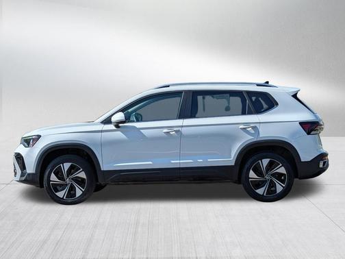 Pure White 2025 Volkswagen Taos 1.5T SE
