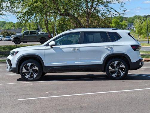 Pure White 2025 Volkswagen Taos 1.5T SE
