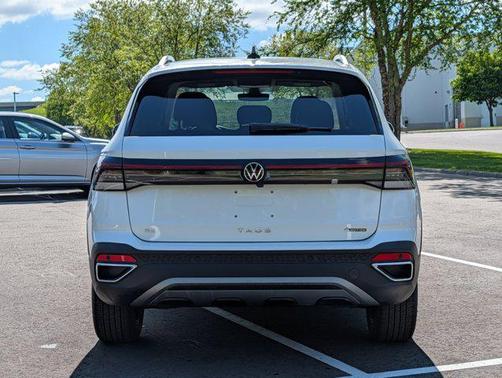 Pure White 2025 Volkswagen Taos 1.5T SE