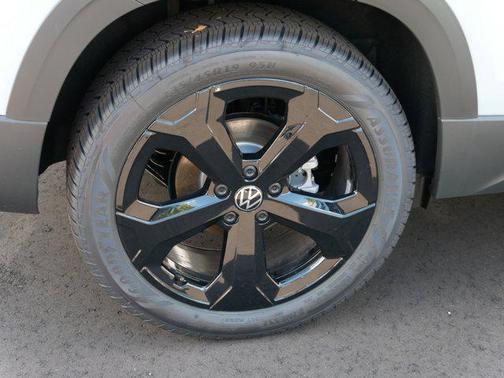 2025 Volkswagen Taos 1.5T SE Black