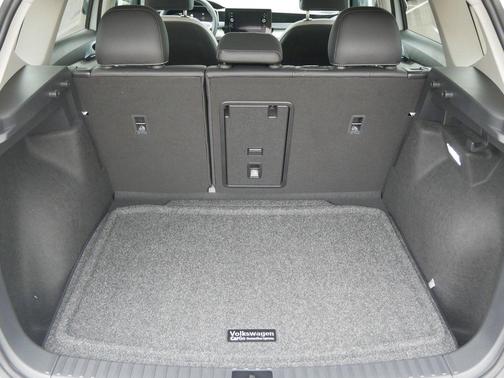 Pure White 2026 Volkswagen Taos SE