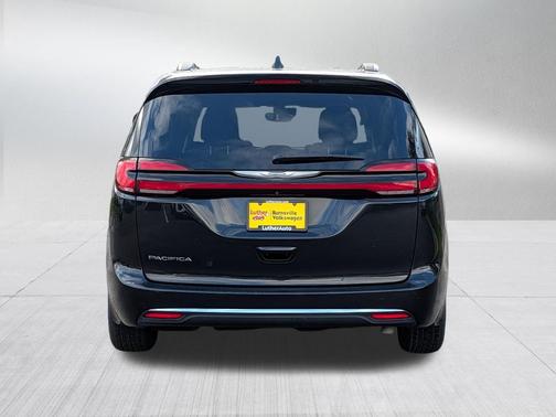 Brilliant Black Crystal Pearlcoat 2022 Chrysler Pacifica Touring L