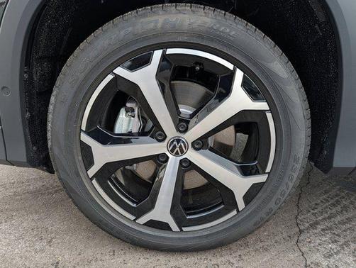Deep Black Pearl 2026 Volkswagen Tiguan 2.0T SE 4MOTION