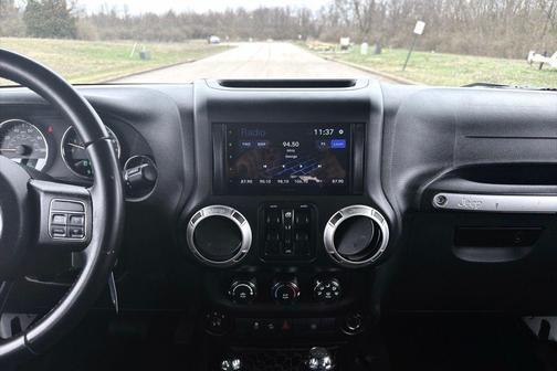 Bright White Clearcoat 2016 Jeep Wrangler Unlimited Sahara
