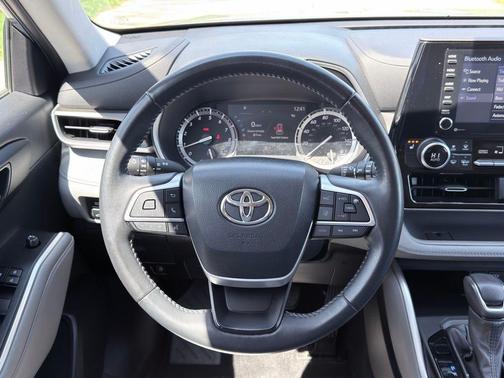 Moon Dust 2022 Toyota Highlander XLE