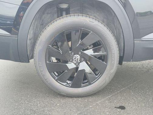 Deep Black Pearl 2026 Volkswagen Atlas 2.0T SE w/Technology 4MOTION