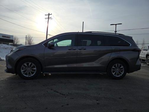 2023 Toyota Sienna LE