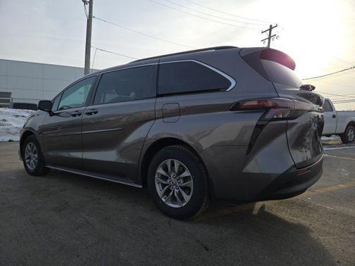 2023 Toyota Sienna LE
