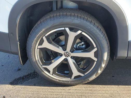 Pure White 2026 Volkswagen Tiguan 2.0T SE