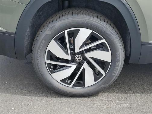 2025 Volkswagen Atlas 2.0T SE w/Technology 4MOTION
