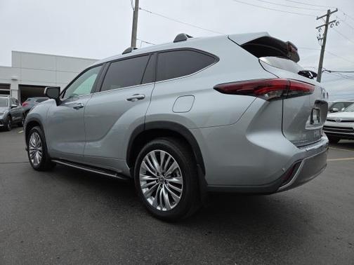 2024 Toyota Highlander Hybrid Platinum