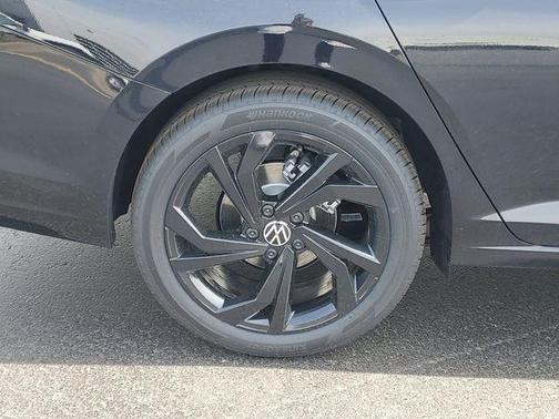 Deep Black Pearl 2026 Volkswagen Jetta 1.4T SE