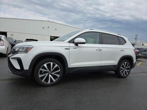 Pure White 2023 Volkswagen Taos 1.5T SE
