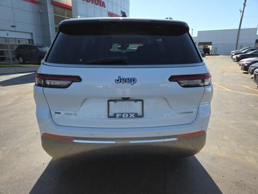 Bright White Clearcoat 2022 Jeep Grand Cherokee L Laredo