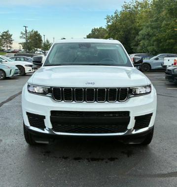 Bright White Clearcoat 2022 Jeep Grand Cherokee L Laredo