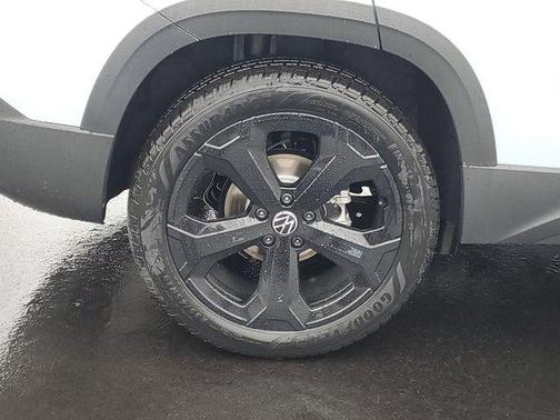 Monument Gray w/Deep Black Roof 2026 Volkswagen Taos SE Black