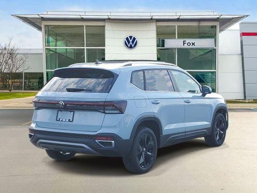 Monument Gray 2026 Volkswagen Taos SE