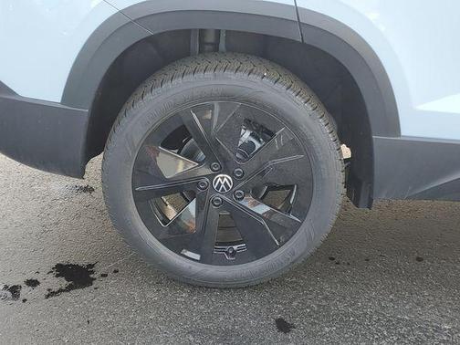 Monument Gray 2026 Volkswagen Taos SE