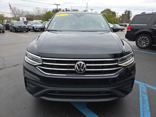 Deep Black 2024 Volkswagen Tiguan 2.0T SE 4MOTION