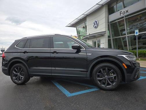 Deep Black 2024 Volkswagen Tiguan 2.0T SE 4MOTION