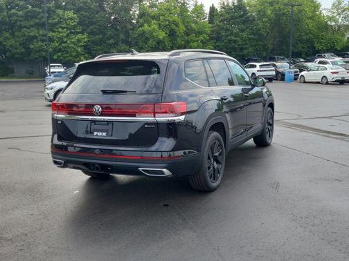 Deep Black Pearl 2026 Volkswagen Atlas 2.0T SE w/Technology 4MOTION