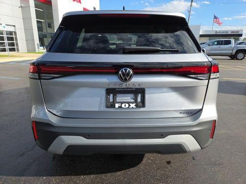Silver Metallic 2025 Volkswagen Tiguan 2.0T SE 4MOTION