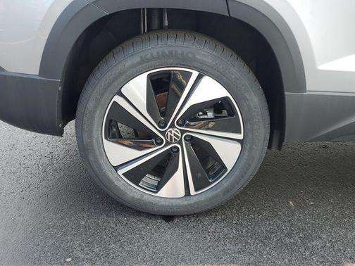Pyrite Silver Metallic 2026 Volkswagen Taos SE