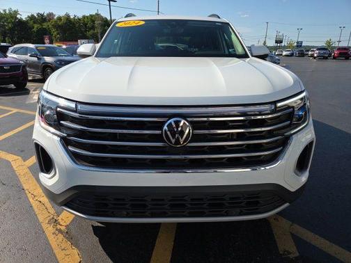 Pure White 2024 Volkswagen Atlas 2.0T SE