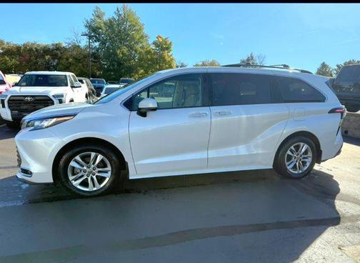 2023 Toyota Sienna XLE 7 Passenger