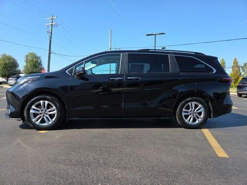 2022 Toyota Sienna XLE 7 Passenger