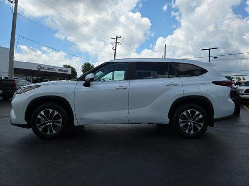 Pearl 2026 Toyota Highlander Hybrid XLE