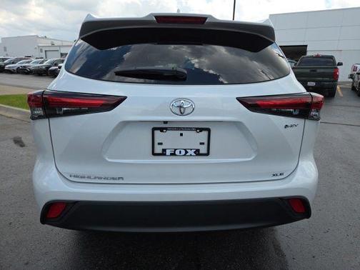 Pearl 2026 Toyota Highlander Hybrid XLE
