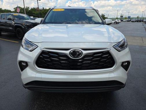 Pearl 2026 Toyota Highlander Hybrid XLE